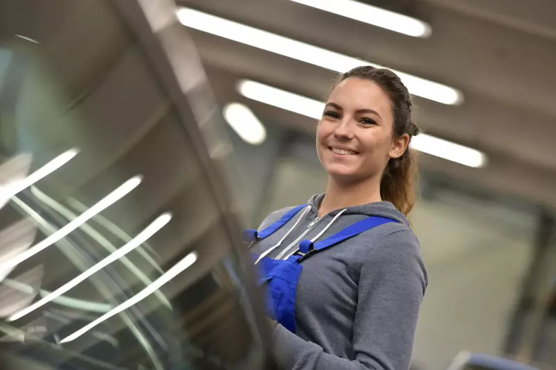 Junge Frau bei der Arbeit